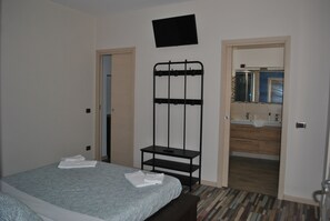 3 Schlafzimmer, Schreibtisch, Bügeleisen/Bügelbrett, Reisekinderbett