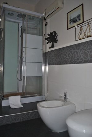 Shower, hair dryer, bidet, towels - The Odeon Terrace (Catania)