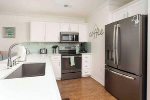 Private kitchen - Spacious 3BR 1st floor True Blue Golf, Pool, Beach

 (Pawleys Island)