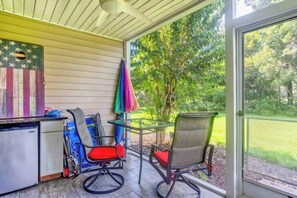 Outdoor dining - Spacious 3BR 1st floor True Blue Golf, Pool, Beach

 (Pawleys Island)