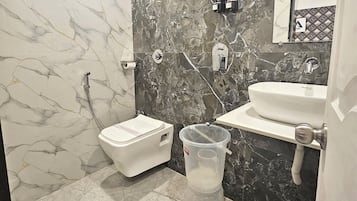 Deluxe Double Room, City View | Bathroom