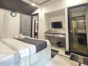 Desk, laptop workspace, iron/ironing board, free WiFi