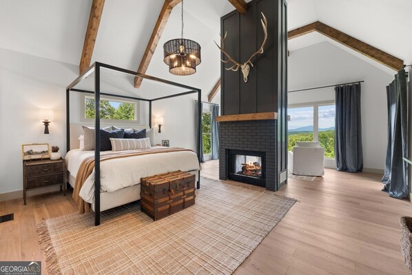 5 bedrooms, iron/ironing board, internet, bed sheets