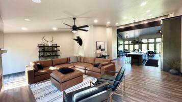 Smart TV, fireplace, table tennis