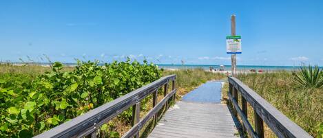 Beach nearby, sun loungers, beach towels