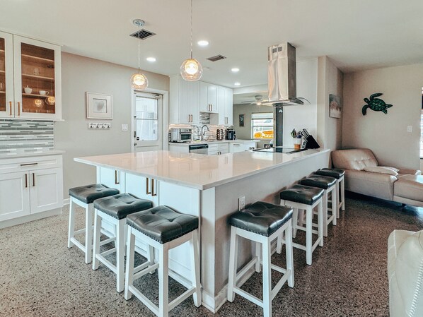 Cookware/dishes/utensils - Waterfront~Kayaks~Boat Tie Off~Heart of Tampa~Boat Cruises~Kayak to Lunch on Bay (Tampa)