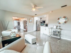 TV - Waterfront~Kayaks~Boat Tie Off~Heart of Tampa~Boat Cruises~Kayak to Lunch on Bay (Tampa)