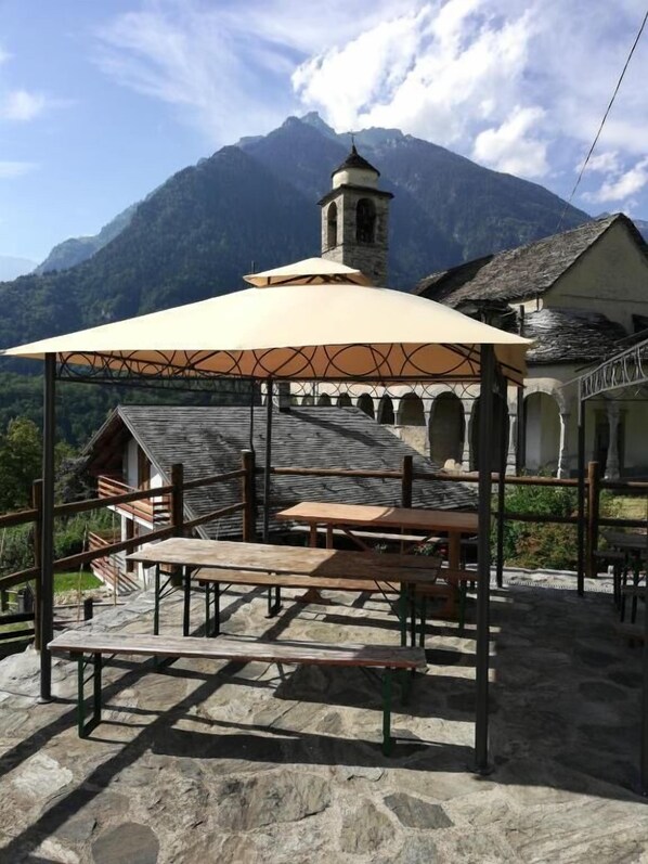 Outdoor dining - Rifugio Monte Zeus (Premia)