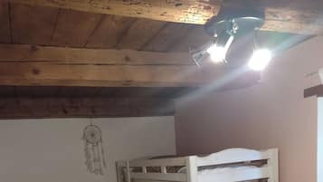 Dreibettzimmer, Gemeinschaftsbad | Bettwäsche