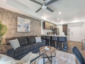 Televisión y oficina 