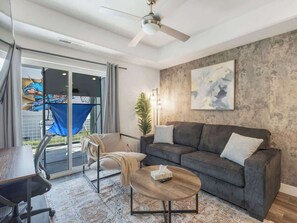 Televisión y oficina 