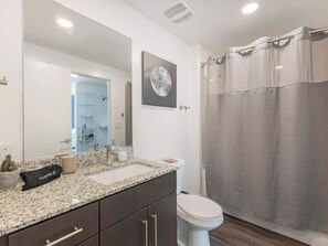 Shower, hair dryer - Cozy city retreat w/king bed & fire pit (Salt Lake City)