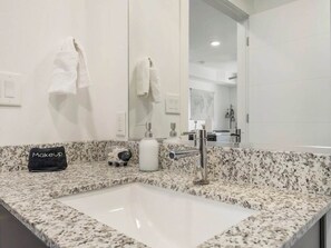 Douche, sèche-cheveux