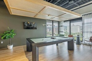 Games room - Studio w/queen bed, workspace & pet-friendly (Salt Lake City)