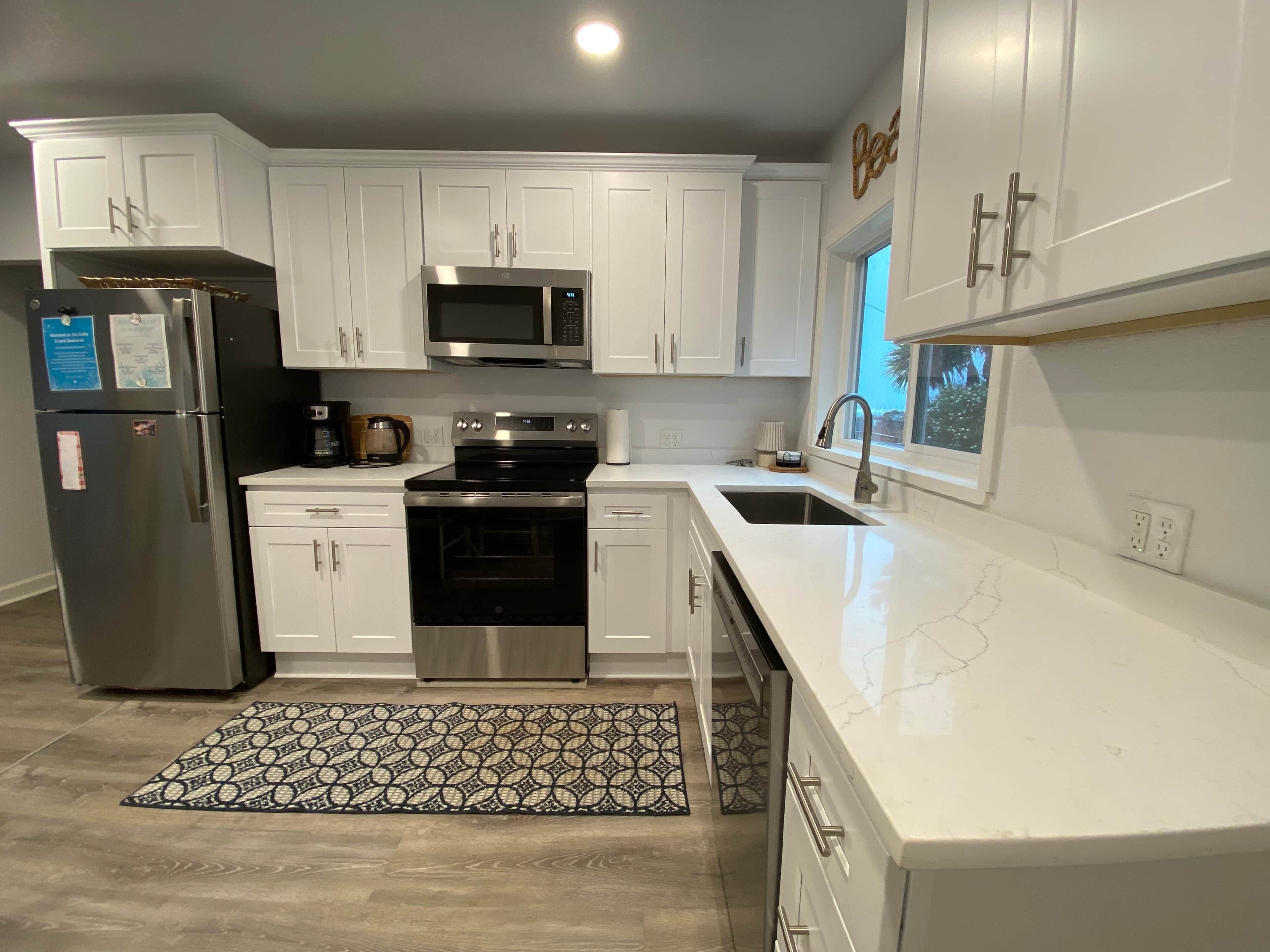 Réfrigérateur, four à micro-ondes, un four, surface de cuisson