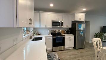 Réfrigérateur, four à micro-ondes, un four, surface de cuisson