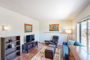 TV, fireplace - Southwestern home with mountain views, grill, shared pool (Tucson)