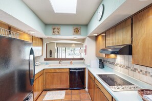 Een koelkast, een microgolfoven, een oven, een kookplaat