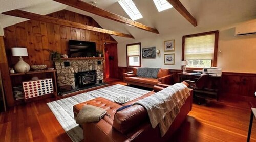 Woodland Dream House on private pond with forest and fields- Warm and Cozy