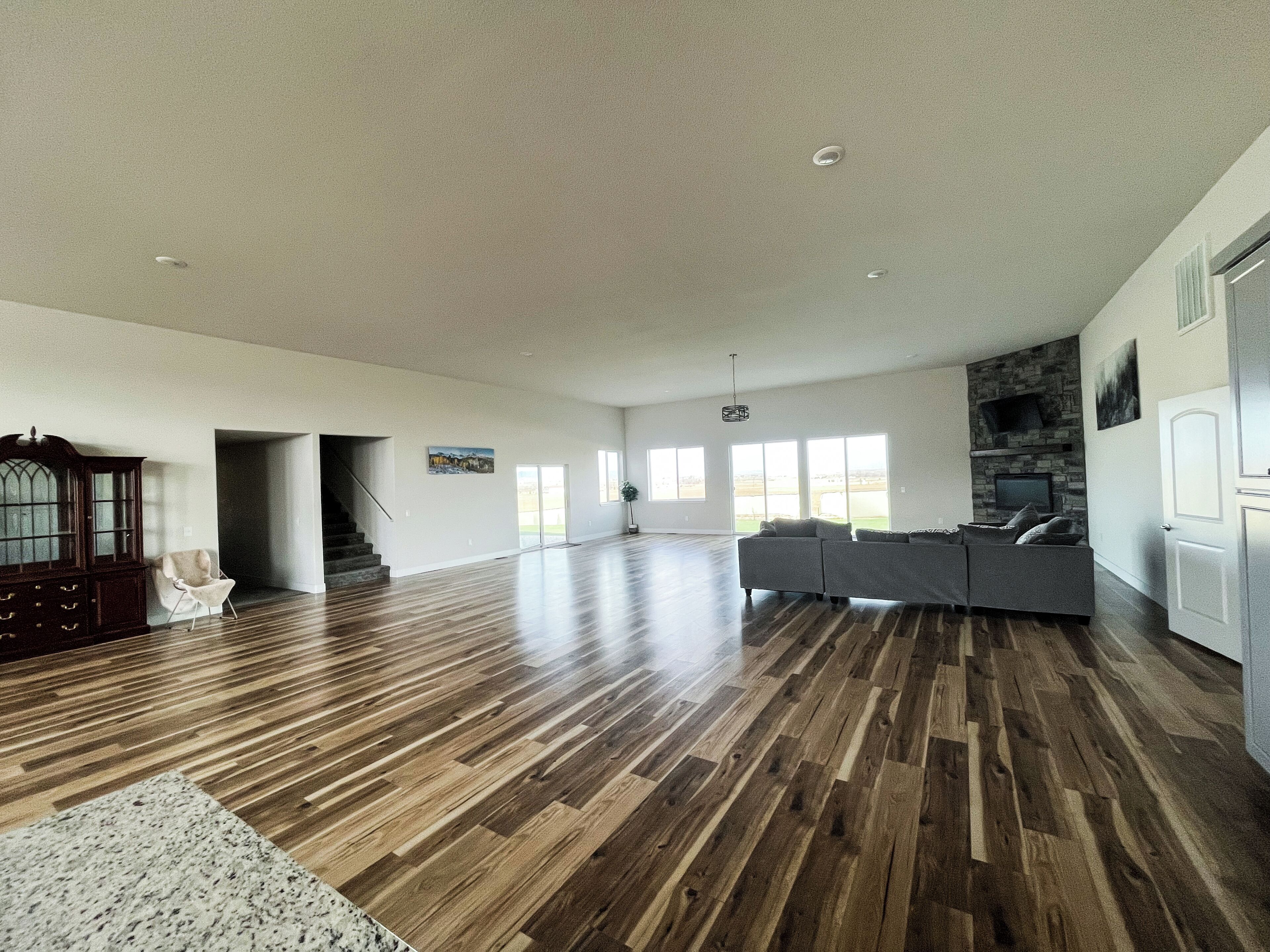 Fernseher, Kamin, Tischfußball, Tischtennisplatte