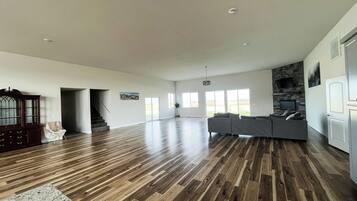 Televisio, takka, pöytäjalkapallopöytä, pöytätennispöytä