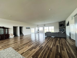 Tv, eldstad, bordsfotboll och ett bordtennisbord