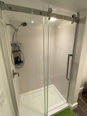 Dusch, hårtork, handdukar och tvål