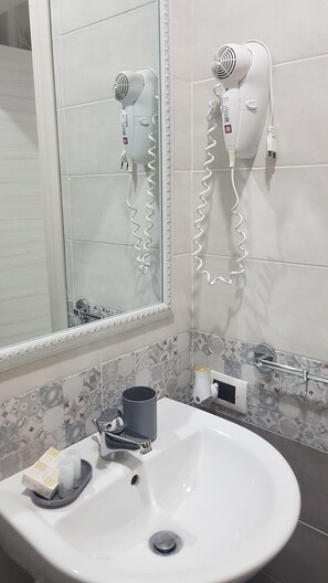 高級客房, 陽台 | 浴室 | 淋浴設備、吹風機、坐浴桶、毛巾