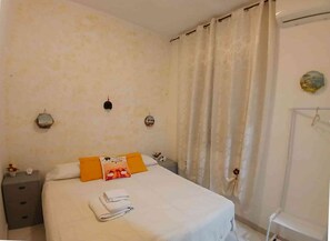 Kamar Double Ekonomi, Bebas Asap Rokok, kamar mandi pribadi | Busa memori, minibar, Wi-Fi gratis, dan seprai linen