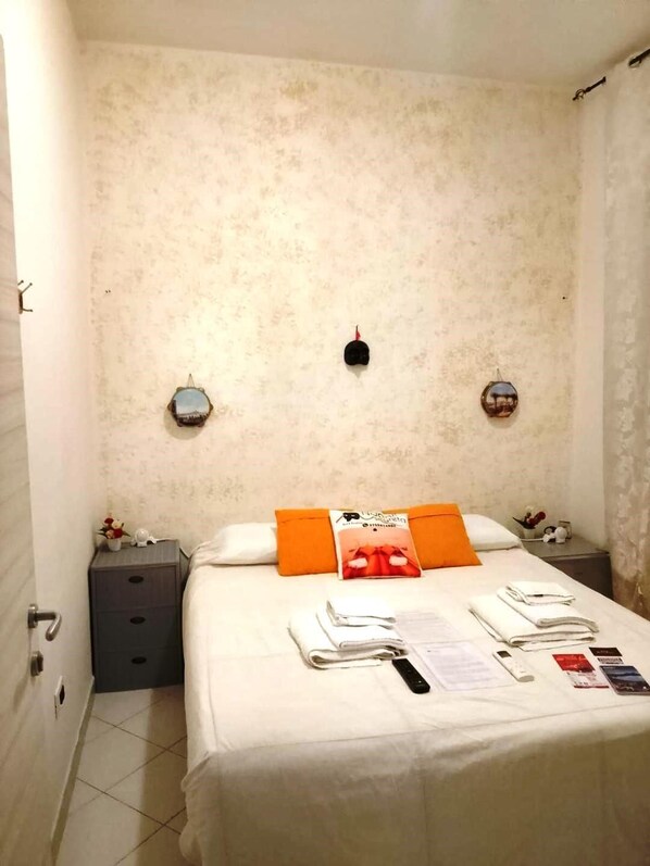 Economy Double Room, Non Smoking, Private Bathroom - Napoli Segreta (Naples)