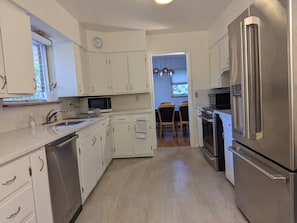 Køleskab, mikrobølgeovn, ovn, kogeplade