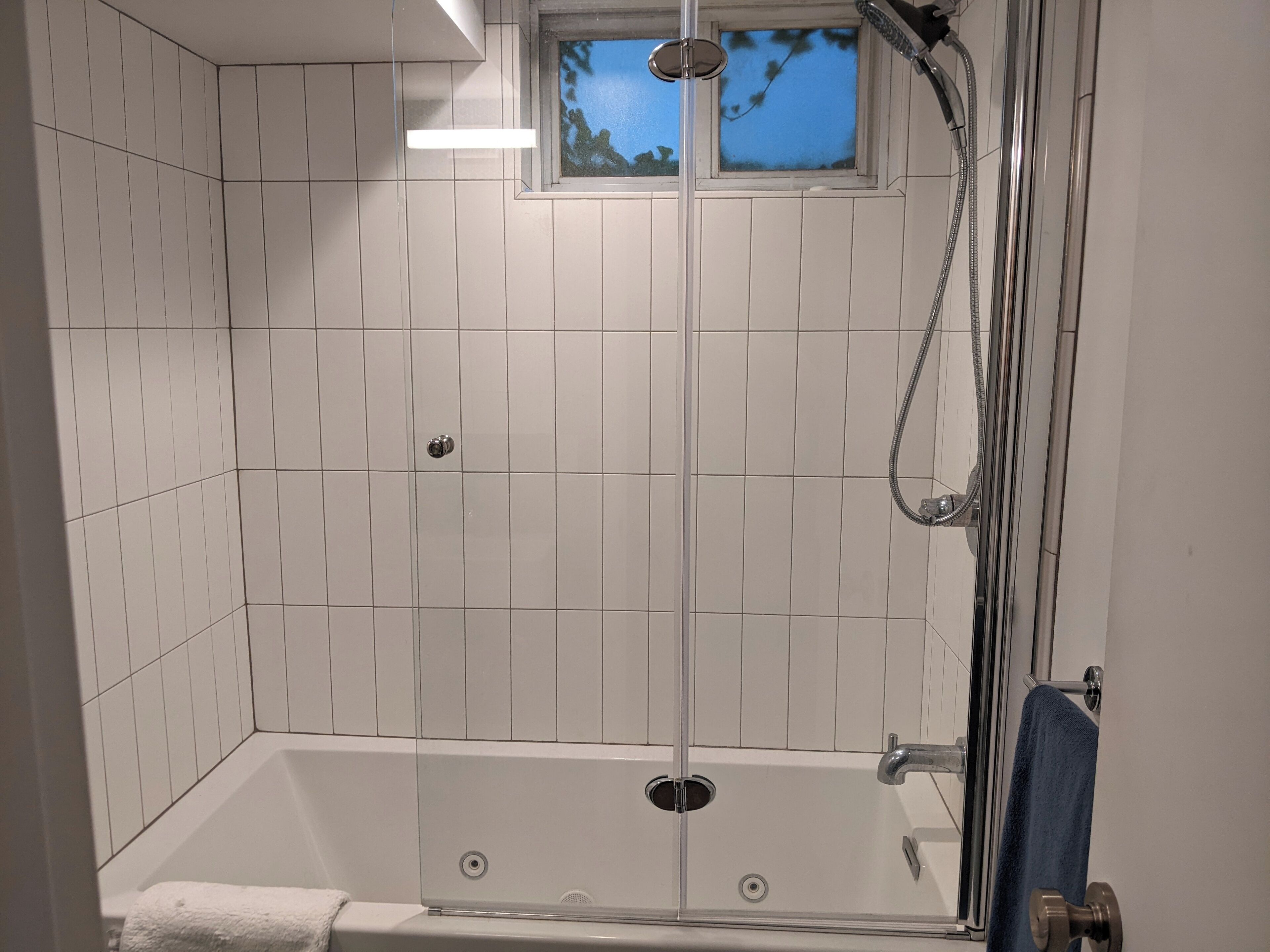 Banheira de hidromassagem, secador de cabelo, toalhas de banho, sabonete