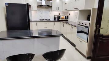 Réfrigérateur, micro-ondes, four, plaque de cuisson