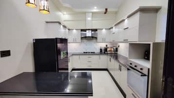 Frigorífico, microondas, horno y placa de cocina