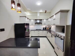 Frigorífico, microondas, horno y placa de cocina