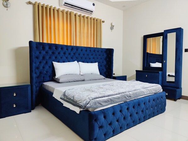 8 habitaciones, tabla de planchar con plancha, wifi y ropa de cama 