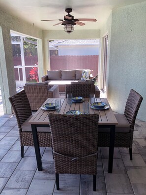 屋外ダイニングエリア