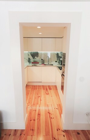 Frigorifero, microonde, forno, piano cottura