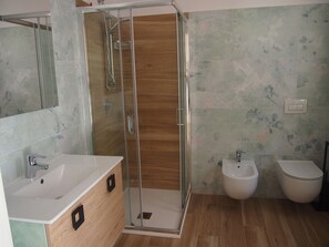 Camera Neve , vista montagna | Bathroom | Shower, hair dryer, bidet, towels - RONCOLA 2021 (Roncola)