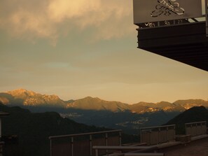 Un paysage montagneux offrant une vue sur des collines lointaines et un ciel dégagé.