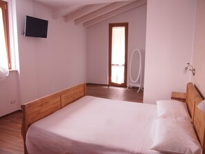 Camera Tramonto, balcone, vista montagna | Individualmente mobiliados, Wi-Fi de cortesia, roupa de cama