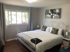 1 bedroom, desk, iron/ironing board, WiFi - Comfy and Centrally Located 1 (Edmonton)