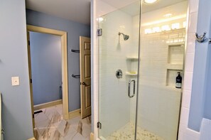 Douche, sèche-cheveux, bidet, serviettes fournies
