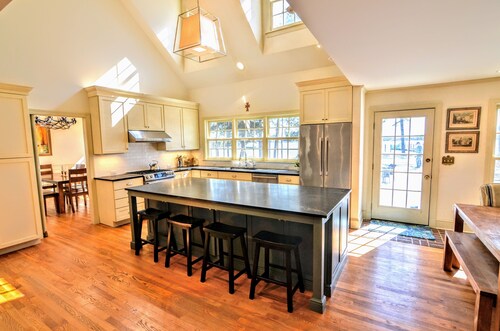 Travelers Rest Spacious 5BR Pool riverfront Pier charming Easton Saint Michaels