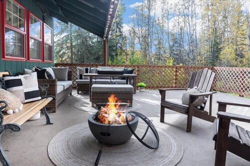 Aurora Views in Private Log Cabin