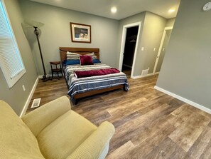 3 bedrooms, WiFi, bed sheets - Beautiful, newly renovated 3 bedroom home on the Mississippi River.  (Lansing)