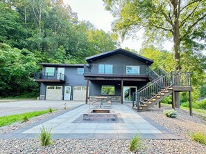 Exterior - Beautiful, newly renovated 3 bedroom home on the Mississippi River.  (Lansing)