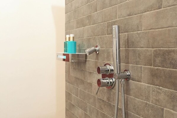Doccia, vasca idromassaggio, bidet