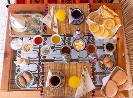 Café da manhã completo grátis todos os dias