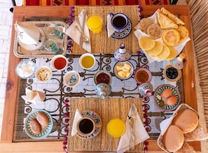 Café da manhã completo grátis todos os dias